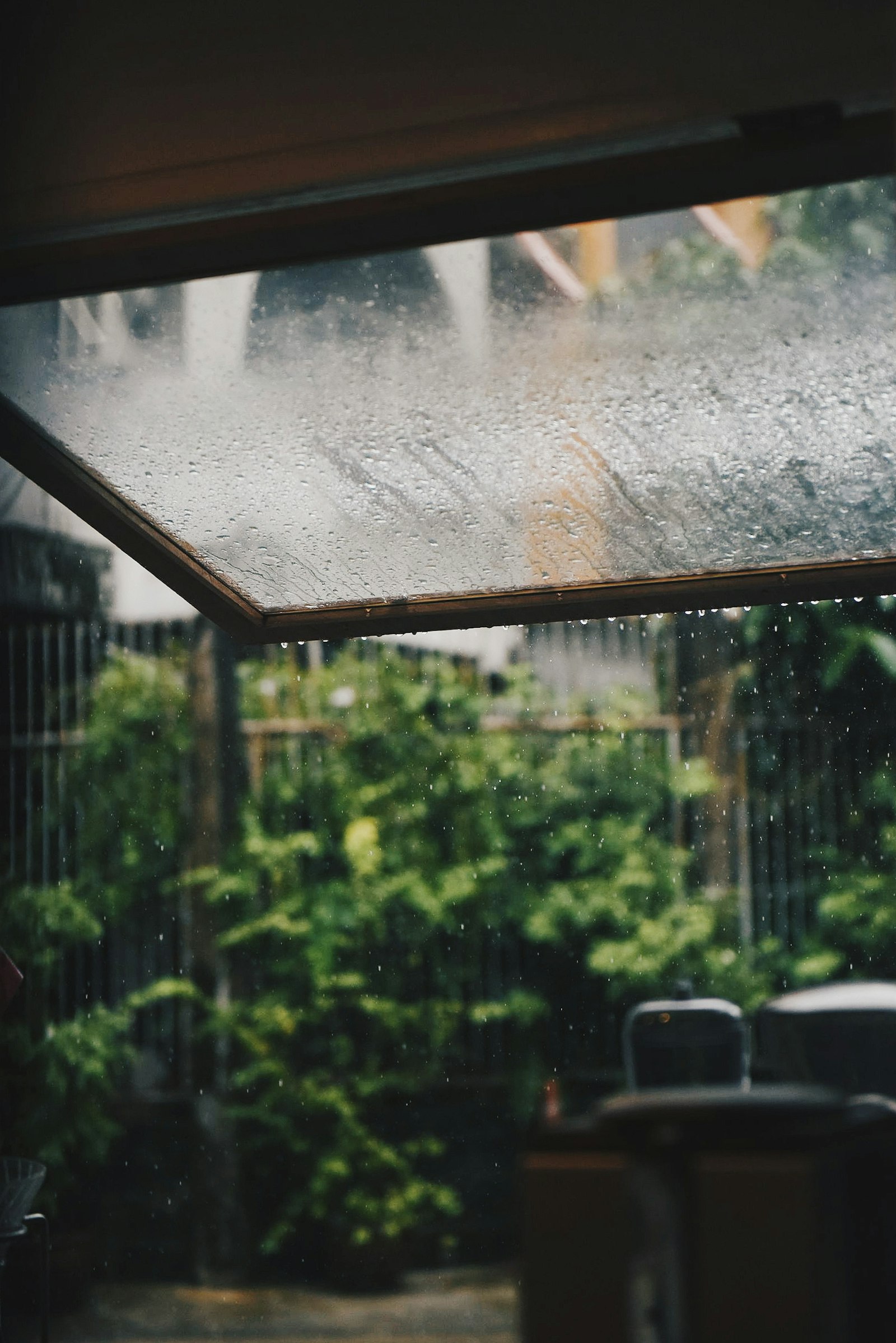 雨粒のついた窓ガラス