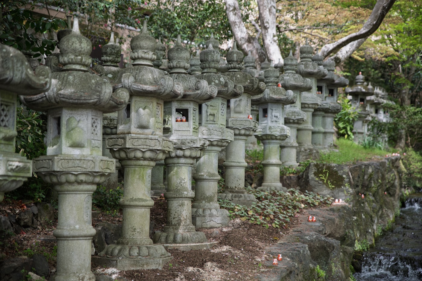 石灯籠の道
