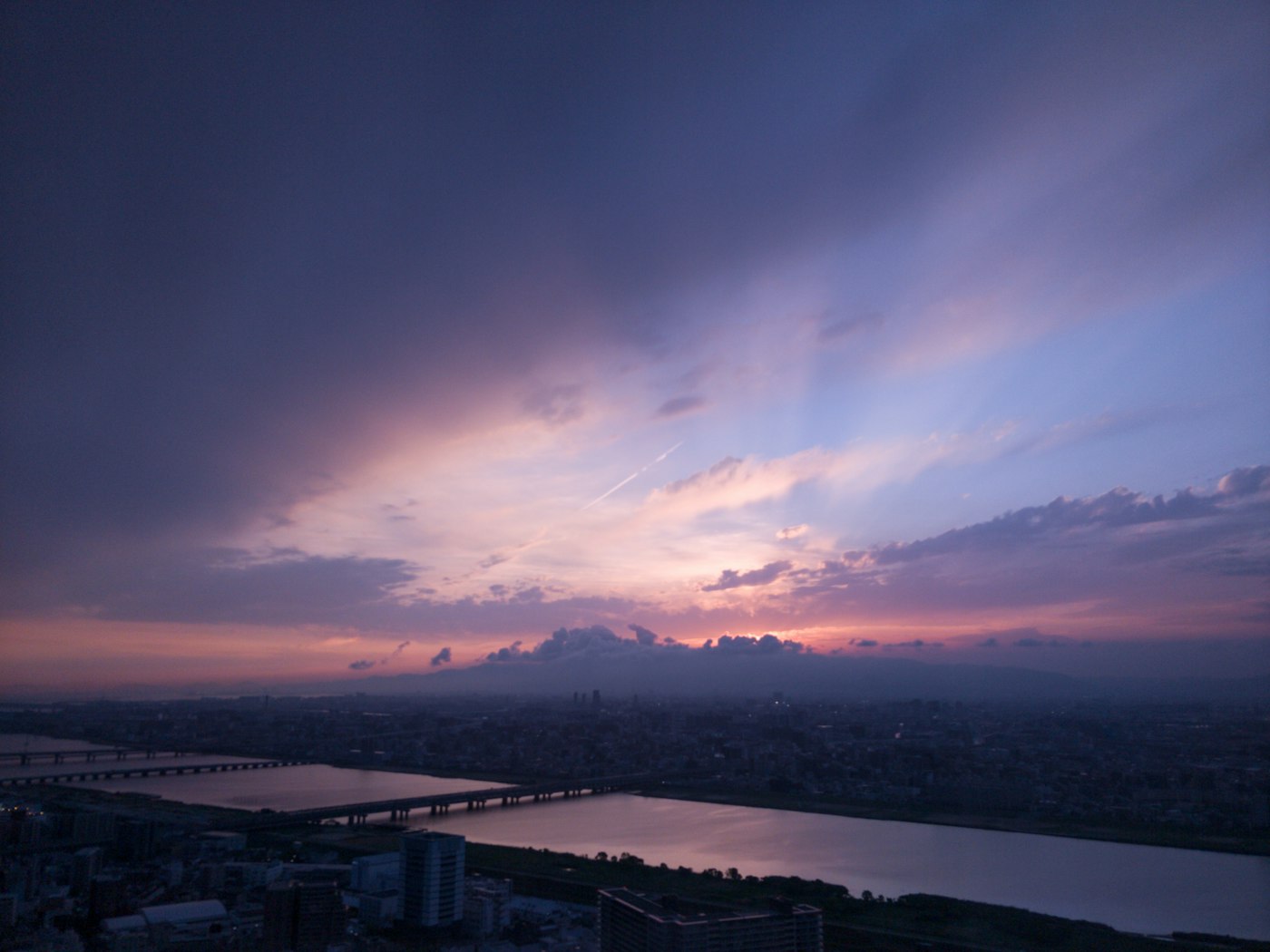 夕暮れの川